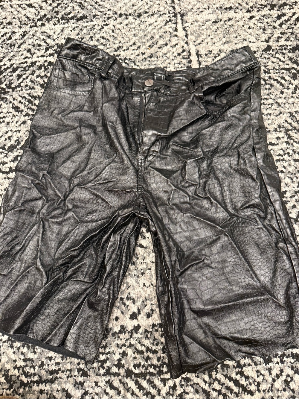 Forever 21 Black Faux Leather Croc-Embossed Men’s Hybrid Shorts